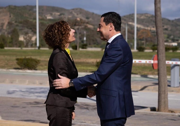 Juanma Moreno y María Jesús Montero superan el 90% de conocimiento, pero sólo el presidente consigue el aprobado